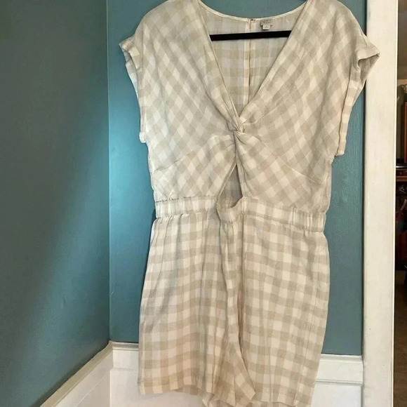 Loft beach romper - beige/cream checked pattern - like new - medium - shorts - Picture 1 of 9